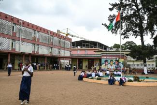 Vue générale des élèves dans la cour du Lycée Moderne de Cocody, à Abidjan (Côte d'Ivoire), le 22 septembre 2026