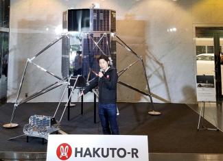 Le PDG d'ispace, Takeshi Hakamada présente le programme Hakuto-R, composé d'un alunisseur et un rover, le 26 septembre 2018 à Tokyo