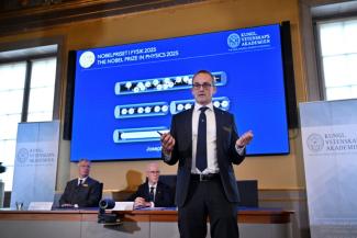 Goeran Johansson, membre du comité Nobel de physique, explique le domaine scientifique des lauréats du prix Nobel de Physique 2025 lors d'une conférence de presse à l'Académie royale des sciences de Suède, le 7 octobre 2025 à Stockholm