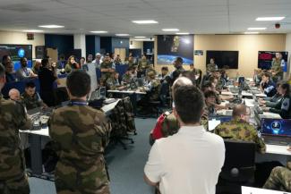 Des militaires participent à l'exercice SparteX 2026 au CNES (Centre National d'Études Spatiales) à Toulouse, le 18 février 2026