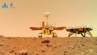 Der ferngesteuerte chinesische Mars-Rover "Zhurong" hat Abdrücke auf dem Roten Planeten hinterlassen.