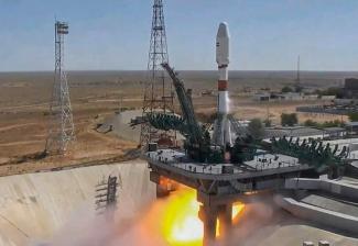 Capture d'image d'une vidéo diffusée le 9 août 2022 par l'agence spatiale russe Roscosmos montrant le décollage d'une fusée Soyouz 2.1b transportant le satellite iranien "Khayyam" du cosmodrome de Baïkonour, au Kazakhstan
