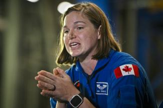 L'astronaute canadienne Jenni Gibbons au Centre spatial Kennedy en Floride, le 16 décembre 2024