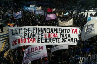 Zehntausende Menschen haben in der argentinischen Hauptstadt Buenos Aires gegen die Kürzung öffentlicher Gelder für staatliche Universitäten demonstriert. Es war der vierte derartige Großprotest seit dem Amtsantritt von Präsident Milei Ende 2023.