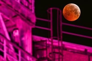 La lune au dessus d'une usine à Duisburg, en Allemagne, le 21 janvier 2019