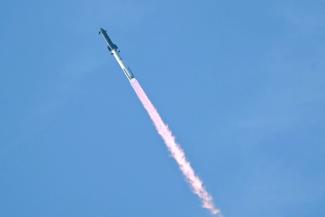 Eine Starship-Rakete des privaten US-Raumfahrtunternehmens SpaceX ist erstmals erfolgreich in die Erdumlaufbahn gestartet. Die Riesenrakete hob am Montag zu ihrem 14. Testflug vom Weltraumbahnhof Starbase in Texas ab und erreichte den Orbit.