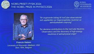 Der diesjährige Physik-Nobelpreis geht an den belgischen Astrophysiker Francis Halzen. Er wird für seine "entscheidenden Beiträge" zum IceCube-Neutrinoobservatorium sowie für die Entdeckung von Hochenergie-Neutrinos astrophysikalischer Herkunft geehrt.
