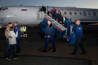 Photo fournie le 11 octobre 2018 par l'agence spatiale russe Roskosmos montrant l'astronaute américain Nick Hague et le cosmonaute russe Alexeï Ovtchinine accueillis par leurs familles et des responsables à Baïkonour au Kazakhstan
