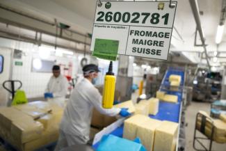 Des employés sur le site de production de La Vache qui rit à Lons-le-Saulnier dans le Jura le 6 octobre 2026