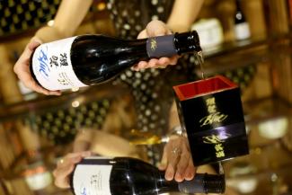 Ein kleines Fläschchen von im Weltall gebrautem Sake ist in Japan für umgerechnet fast 600.000 Euro verkauft worden.