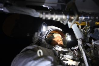 Photographie prise le 25 août montrant l'astronaute française Sophie Adenot en dehors de la Station spatiale internationale (ISS) et publiée par l'Agence spatiale européenne (ESA)