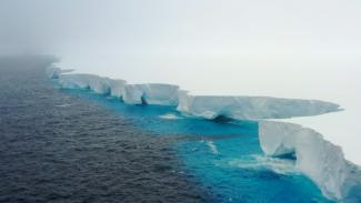Vue aérienne de l'iceberg A23a, distribuée par EYOS Expeditions le 19 janvier 2024