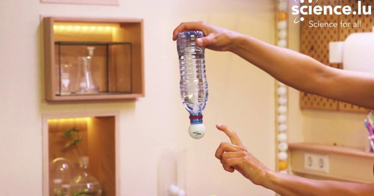 Stelle eine volle, unverschlossene Wasserflasche auf den Kopf – ohne dass  etwas rausläuft!